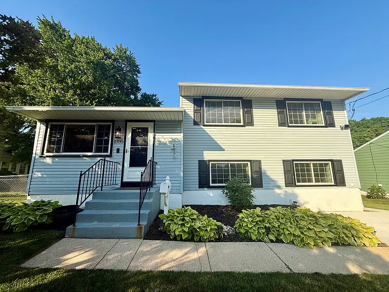 1335 Greenleaf Rd — Photo 2