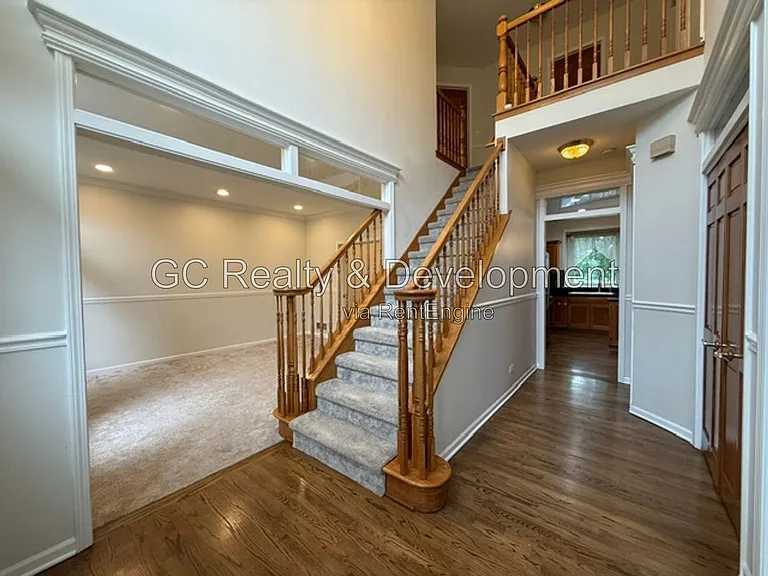 882 Clarendon Ln — Photo 2