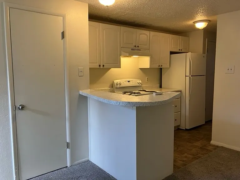 1455 N High St St Charles Apartments — Photo 17