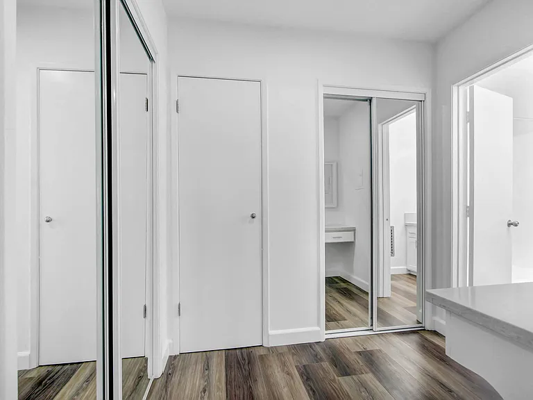 Country Club Apartments — Photo 6