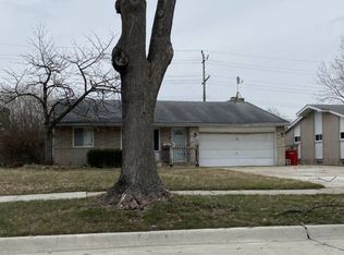 27820 E Larkmoor Dr, Southfield, MI 48076