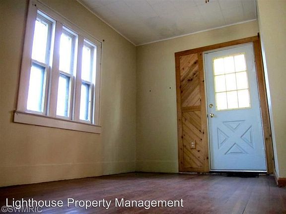 2nd image of 609 Woodridge St NE