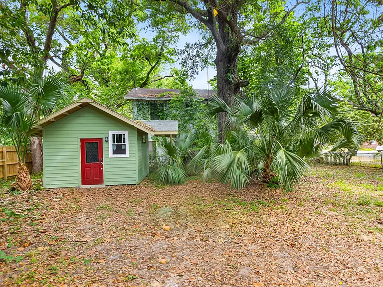 1724 E Maxwell St — Photo 23