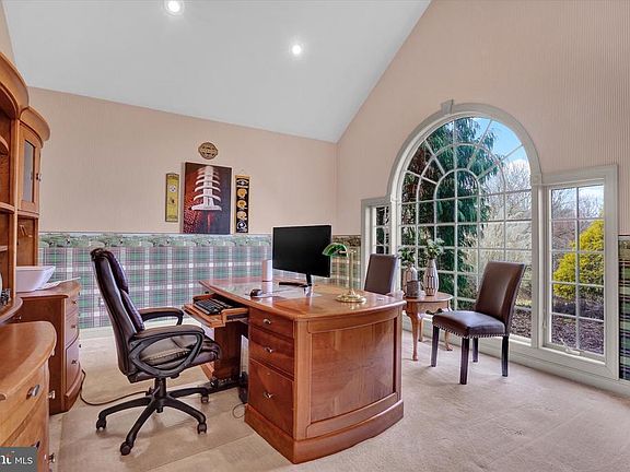 5th image of 205 Hillview Cir
