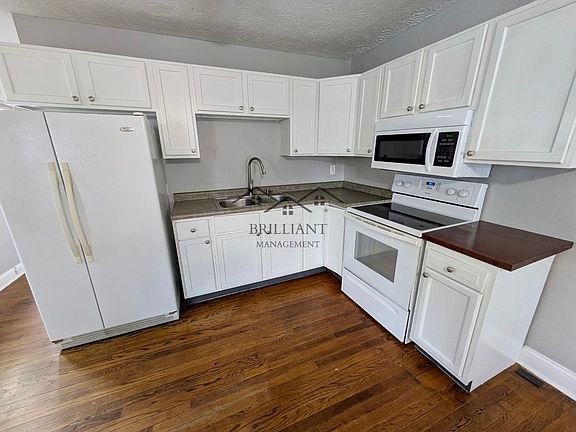 2nd image of 445 N Dearborn St #445