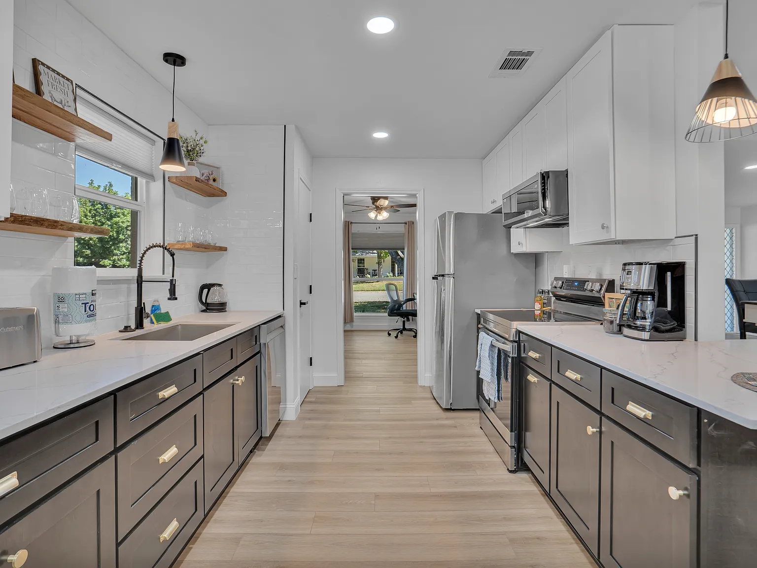 5 bed, 2.5 bath, 2274 sqft, $5,950 — Photo 3