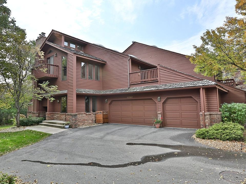Wonderful Townhome thatfeels like a single family home. Three car garage