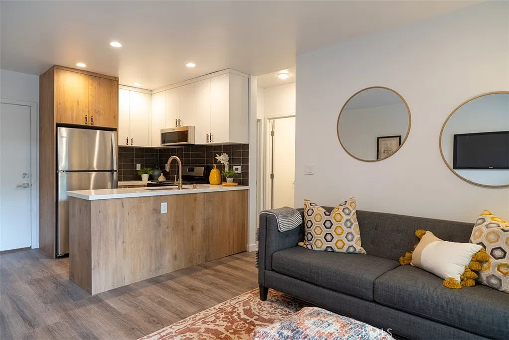 2 bed, 800 sqft, $2,945 — Photo 3
