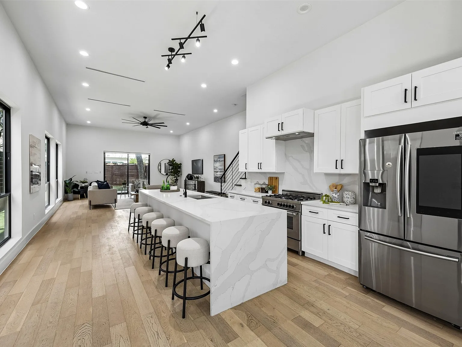 3 bed, 4.0 bath, 2720 sqft, $5,500 — Photo 3