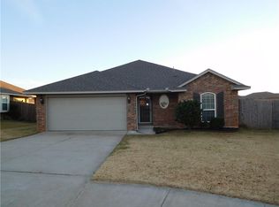 624 SW 41st St, Moore, OK 73160