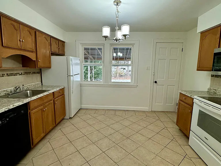 8 Plymouth St — Photo 9