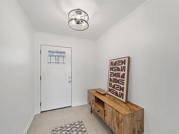 3rd image of 909 W 85th St