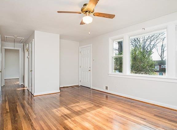 4th image of 2306 Lenora Ln
