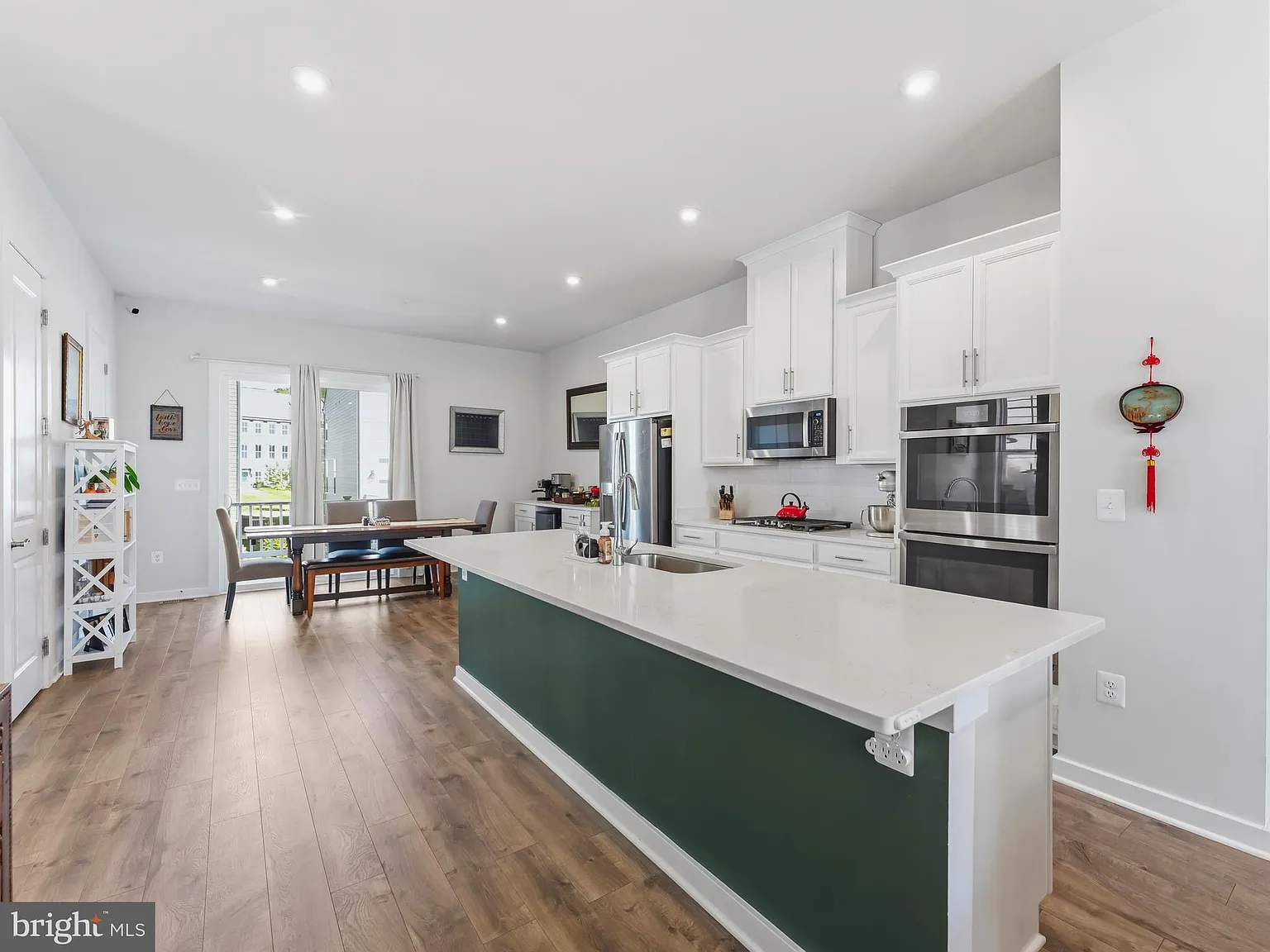4 bed, 3.5 bath, 2016 sqft, $3,500 — Photo 2