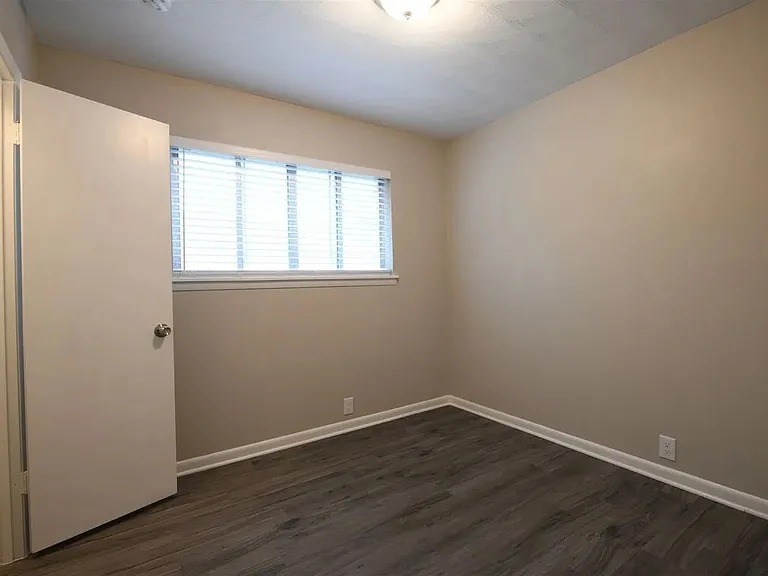 1607 Anthony St — Photo 11