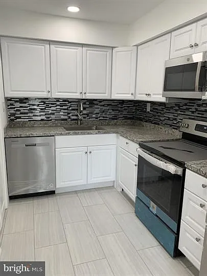 2113 Harbour Dr — Photo 3