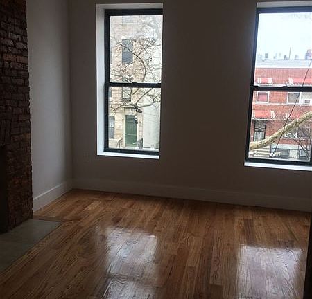 4th image of 487 Chauncey St