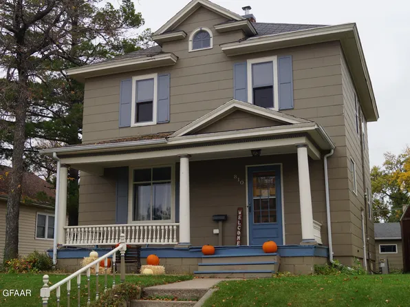 810 6th St NE, Devils Lake, ND 58301