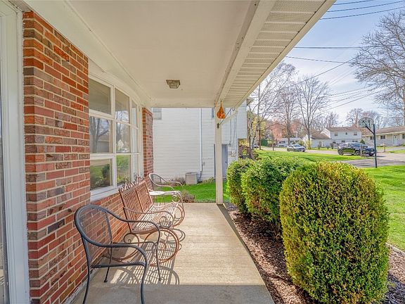 3rd image of 1912 Clover Dr
