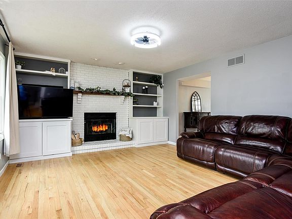 3rd image of 36 Autumn Glen Dr