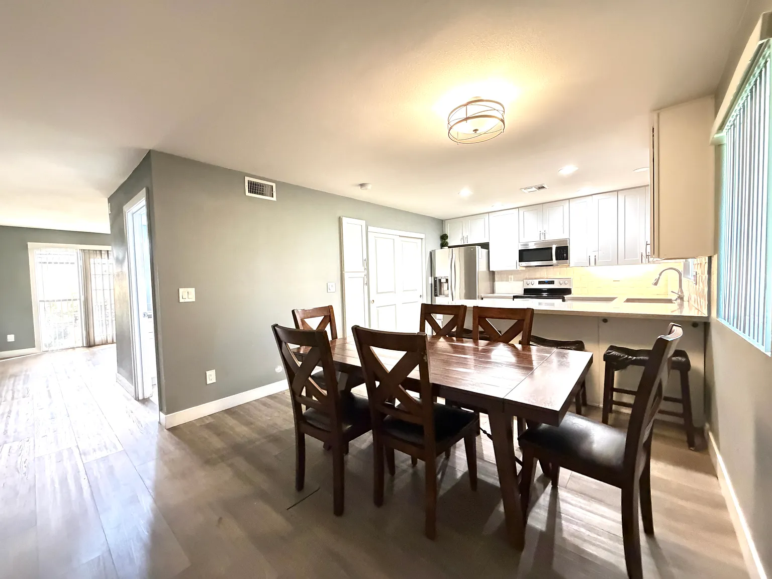 3 bed, 1408 sqft, $2,290 — Photo 2