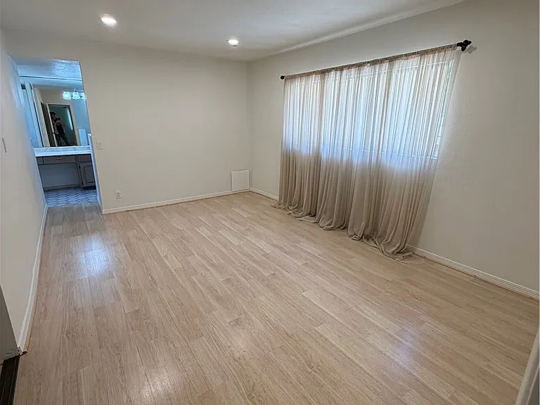 1501 N Maryland Ave — Photo 23