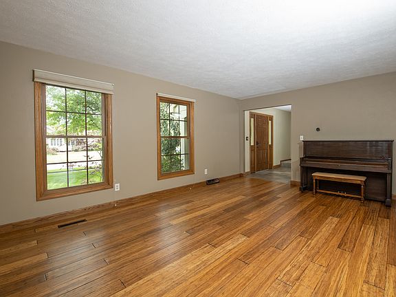 4th image of 1479 Ramsey Close