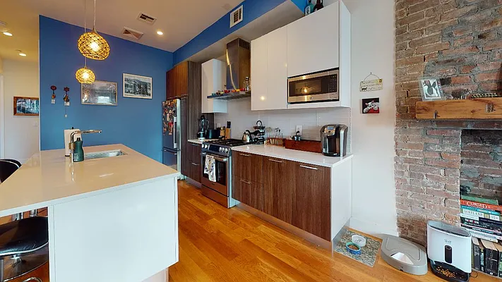 Sold by Bond New York | media 3