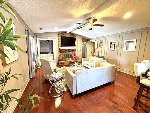 5 bed, 2.5 bath, 2144 sqft, $5,000 — Photo 3