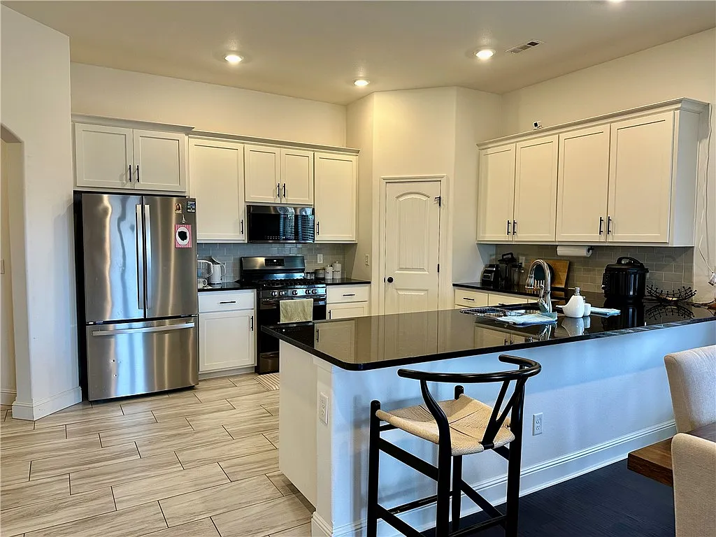 3 bed, 2.0 bath, 1950 sqft, $2,000 — Photo 3