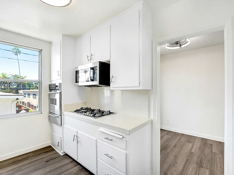 1044 Euclid St #11 — Photo 5