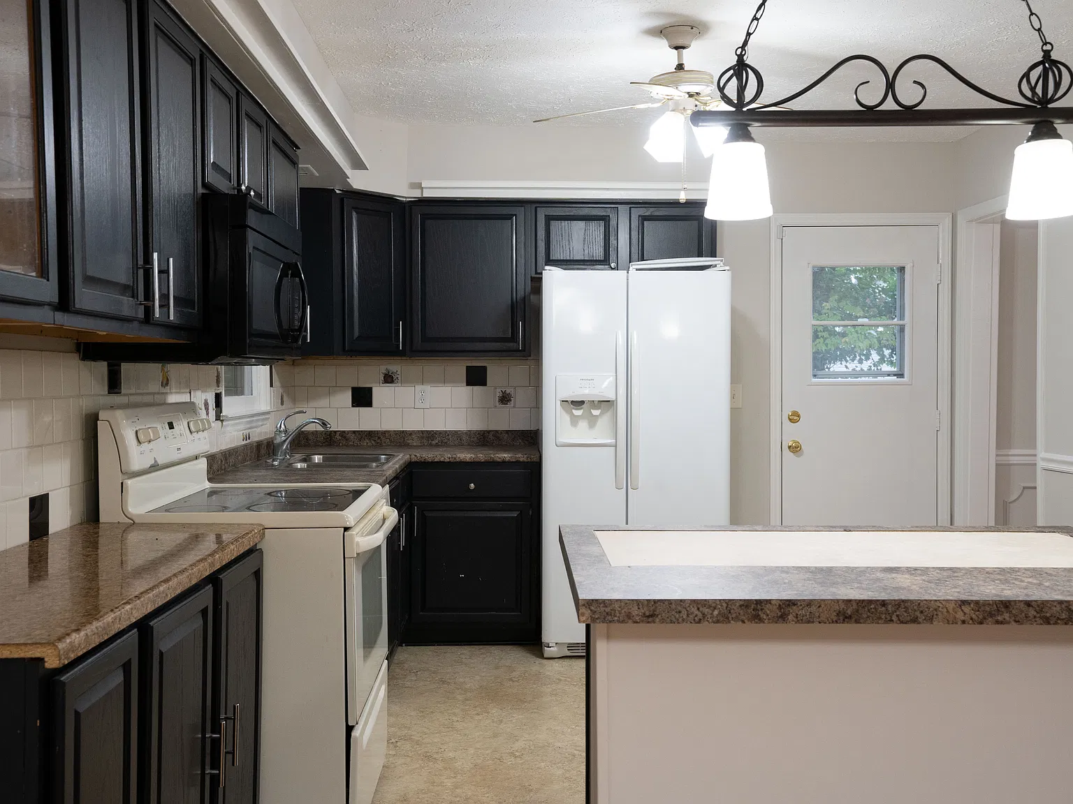 3 bed, 1344 sqft, $2,300 — Photo 2