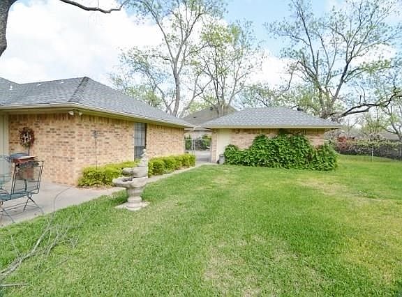 WORKSHOP HAS DUAL ENTRY, FROM DRIVWAY A DOUBLE DOOR,FROM BACK YARD A WALK THRU DOOR