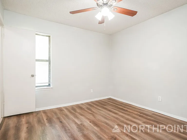 803 Lisa Ln — Photo 9