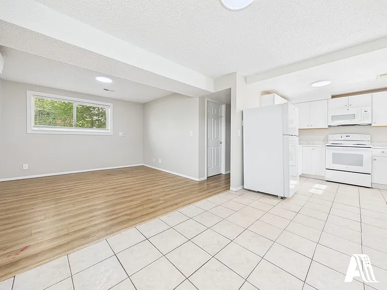 967 W Duplex — Photo 4