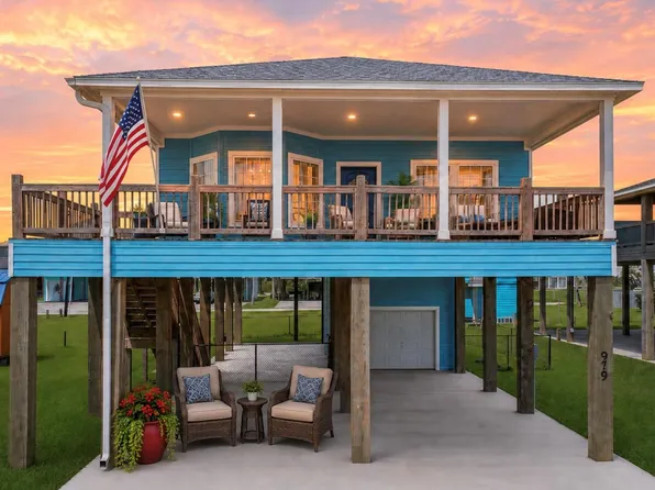 979 Fisherman Dr S, Crystal Beach, TX 77650