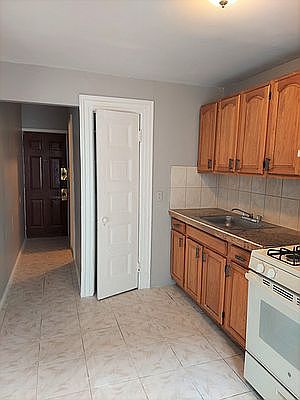 4th image of 796 Lincoln Pl #3