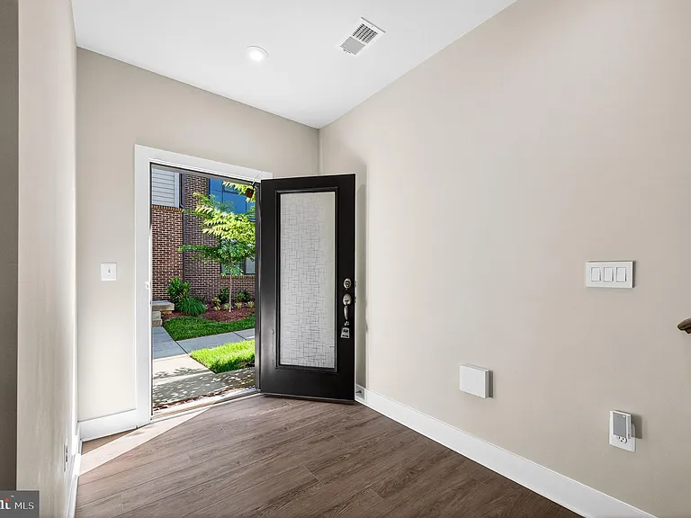 2421 Liberty Loop — Photo 3