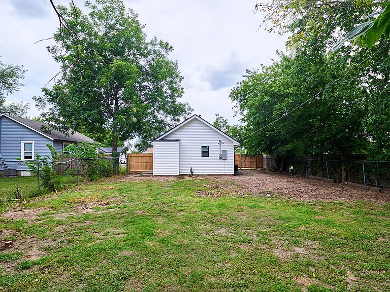 227 W Johnson St — Photo 18
