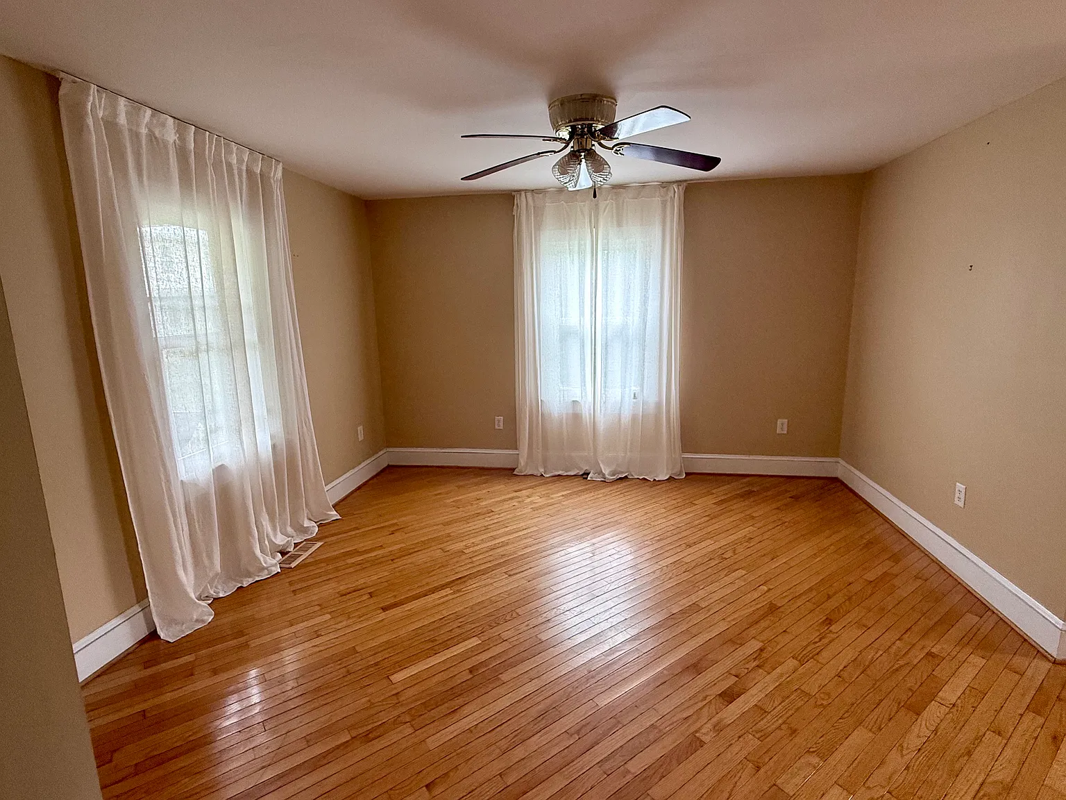 3 bed, 1.5 bath, 1360 sqft, $2,000 — Photo 3