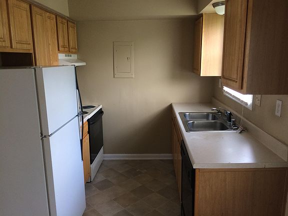 3rd image of 971 Villa Dr #28