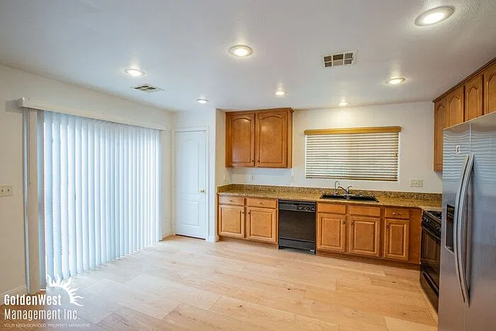 3 bed, 2.5 bath, 2040 sqft, $2,300 — Photo 3