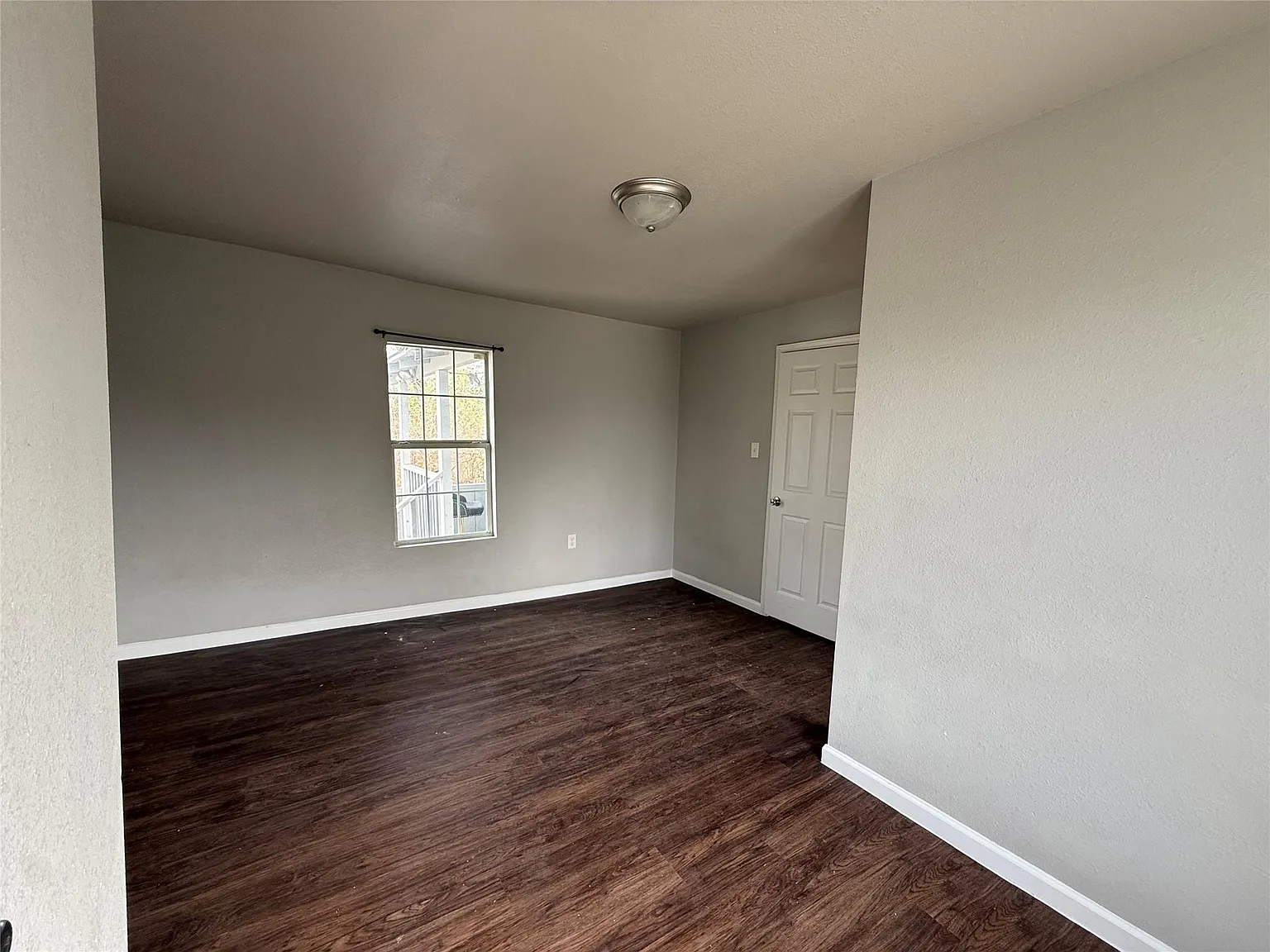 1 bed, 1.0 bath, 584 sqft, $1,200 — Photo 2