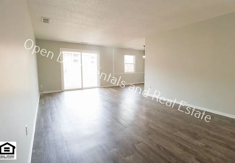 4935 Vermont Ln — Photo 3