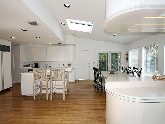 5th image of 6 Canterbury Ln