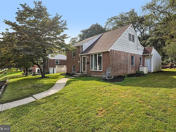 3rd image of 915 Lomond Ln