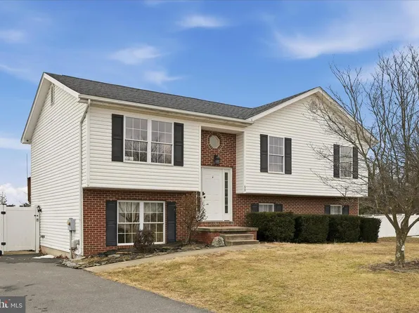 60 Paragon Dr, Bunker Hill, WV 25413