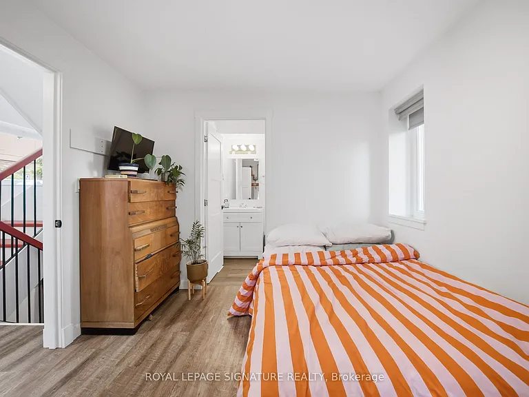 389R Leslie St S #SOUTH — Photo 12