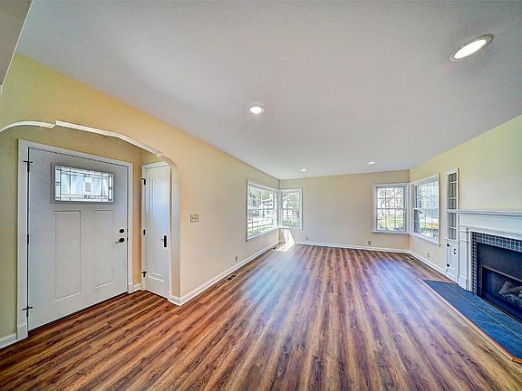 3rd image of 302 Walnut St