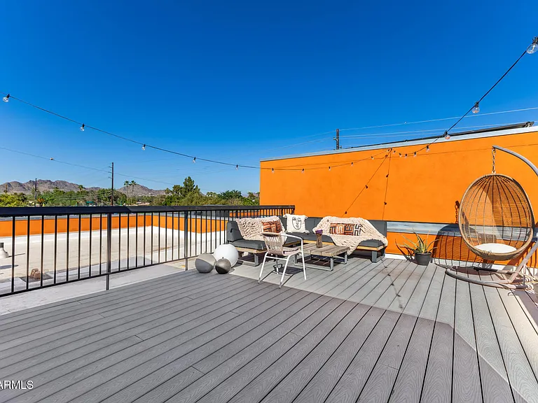 2740 E Roma Ave — Photo 35
